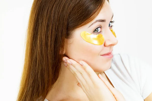 Jonge Vrouw Met Gouden Collageenvlekken Onder Oogkussens Masker Verwijderen Van — Stockfoto