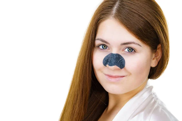 Kvinna Appying Clear Strips Nose Using Pore Cleansing Textile Mask — Stockfoto