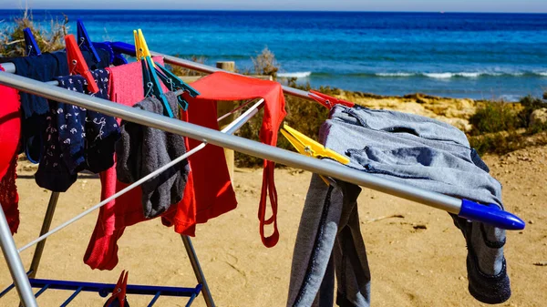 海滩露营 冒险的概念 衣服挂在洗衣店的晾晒线上 与大海相对照 — 图库照片