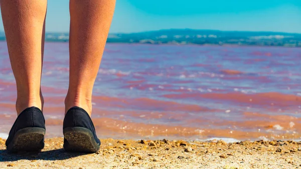 Piernas Femeninas Caminando Lago Rosado Torrevieja España Provincia Alicante Paisaje —  Fotos de Stock