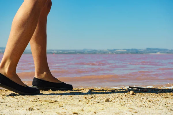 在西班牙阿利坎特省托雷维加的粉色湖畔散步的女性腿 海岸景观 旅游景点 — 图库照片