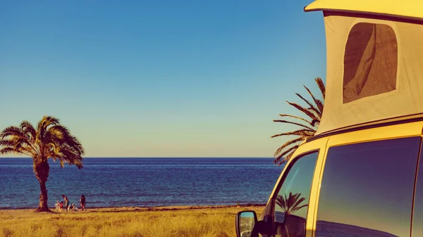 Camper Van Stanem Střeše Kempu Středozemním Pobřeží Palmami Španělsku Percheles — Stock fotografie