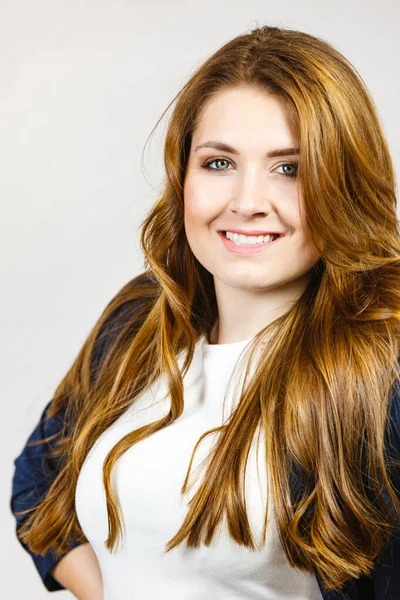 Mujer Joven Con Cabello Castaño Largo Saludable — Foto de Stock