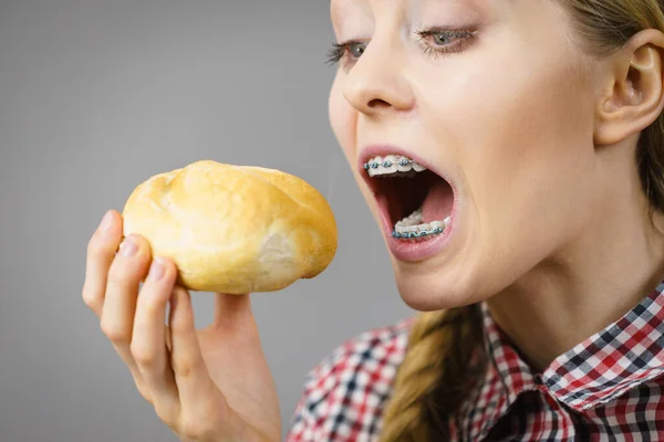 Woman Holding Bun Bread Roll Enjoying Her Healthy Morning Breakfast — Stock Photo, Image