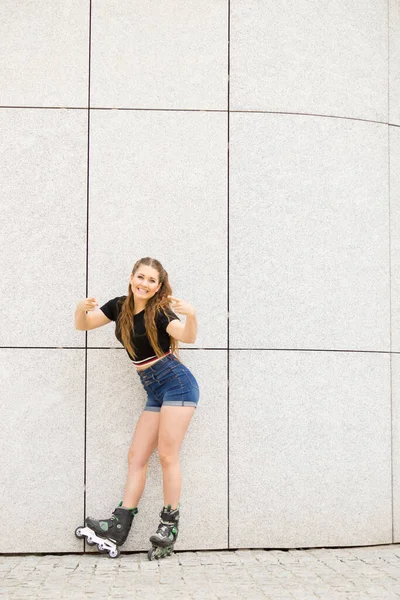 Gelukkige Vrolijke Jonge Vrouw Die Rolschaatsen Draagt Stad Vrouw Zijnde — Stockfoto