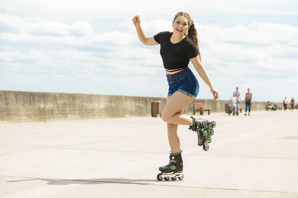 長い乗車後にリラックスローラースケートを身に着けている幸せな若い女性 女性は桟橋で夏の時間の間に楽しみを持っているスポーティ — ストック写真