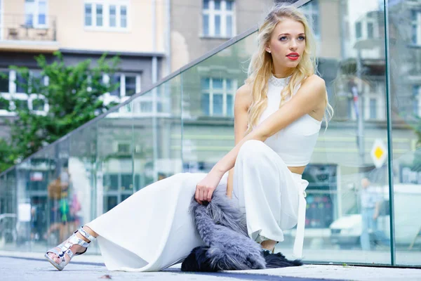 Elégante Femme Mode Présentant Tenue Urbaine Mode Débardeur Blanc Pantalon — Photo