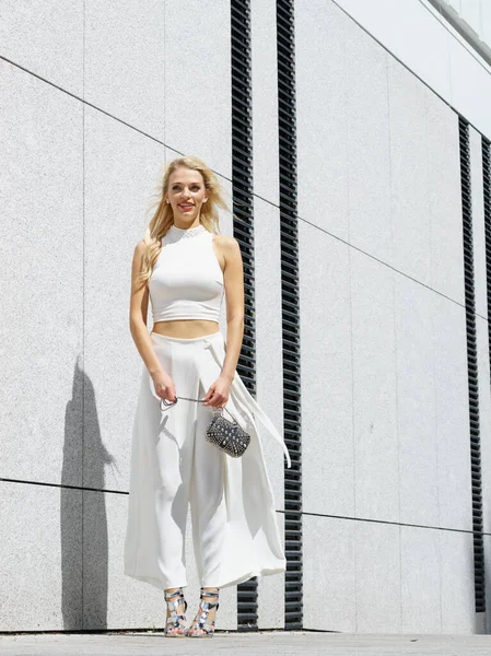 Elegante Modieuze Vrouw Presenteert Trendy Stedelijke Outfit Witte Boven Onderbroeken — Stockfoto