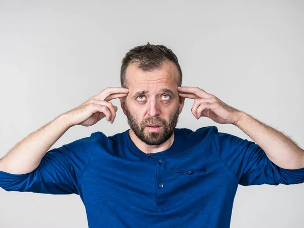 Homem Adulto Confuso Busca Solução Pensando Algo Apontando Sua Cabeça — Fotografia de Stock