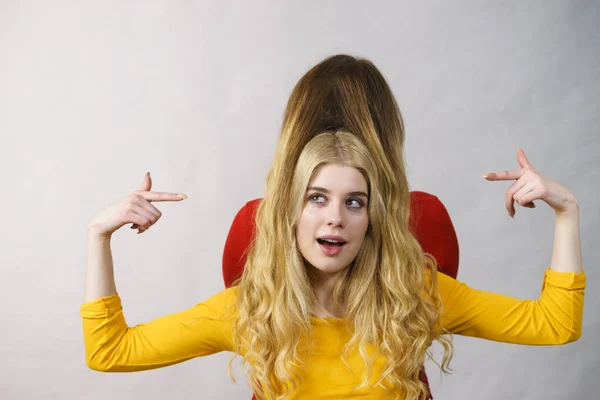 Mulher Brincando Com Seu Amigo Feminino Cabelo Cor Ombre Longo — Fotografia de Stock