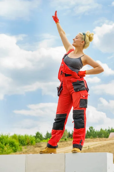 Femme Portant Des Vêtements Travail Sur Chantier Femme Prend Une — Photo