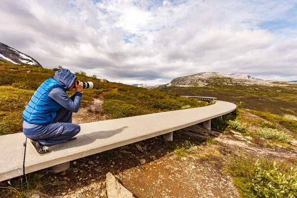カメラ休憩中の女がベダハガネベンチ休憩所から写真を撮る オーストラリア政府観光局 National Tourist Route Aurlandsfjelet ノルウェー — ストック写真