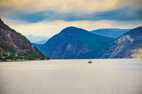 Fjord Landschap Met Schip Noorwegen Scandinavië Europa Toerisme Vakantie Reizen — Stockfoto