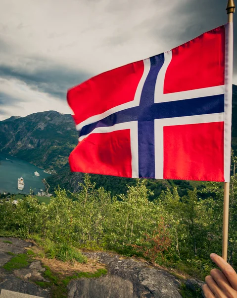 挪威国旗和美丽的景色从Flydalsjuvet观看Geirangerfjorden 旅游胜地 旅游假期和旅行 — 图库照片