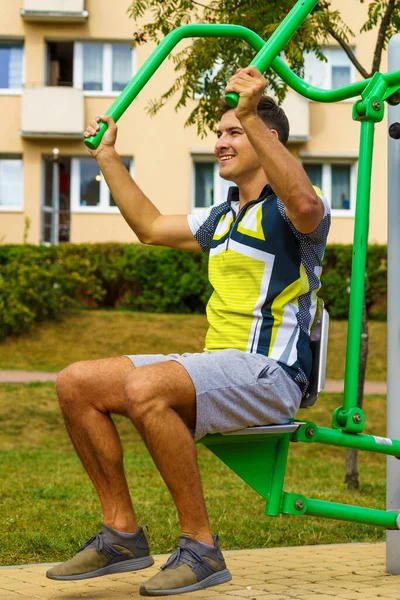 Junger Gutaussehender Mann Trainiert Outdoor Fitnessstudio Sportlicher Typ Der Der — Stockfoto