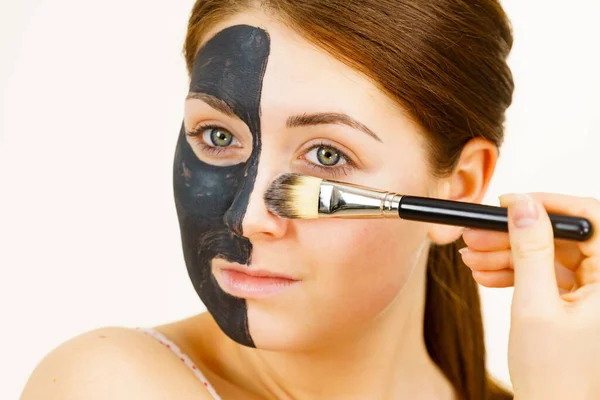 Huidverzorging Vrouw Aanbrengen Van Zwarte Zuiverende Modder Masker Cosmetische Helende — Stockfoto