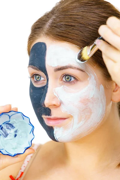 Femme Avec Masque Noir Carbo Argile Sur Moitié Visage Appliquant — Photo