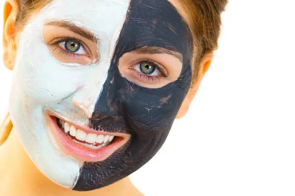 Vrouw Met Klei Carbo Zwart Masker Halve Gezicht Witte Modder — Stockfoto