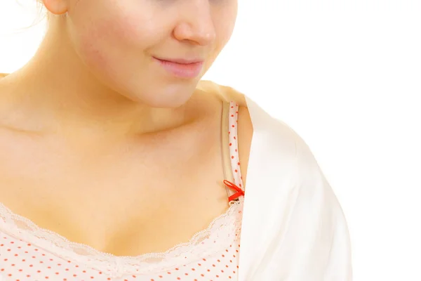Kobieta Bieliźnie Kropkowanej Koszuli Pokazuje Swój Dekolt — Zdjęcie stockowe