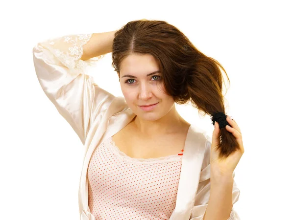 Mladá Žena Spodním Prádle Bez Make Upu Rozvazuje Dlouhé Hnědé — Stock fotografie