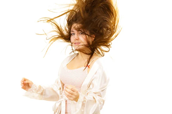 Çamaşırı Giyen Makyajsız Uzun Kahverengi Saçlı Genç Bir Kadın Doğal — Stok fotoğraf