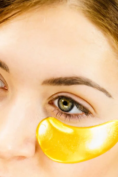 Žena Nanáší Zlaté Kolagenové Náplasti Pod Oči Maska Odstraňuje Vrásky — Stock fotografie
