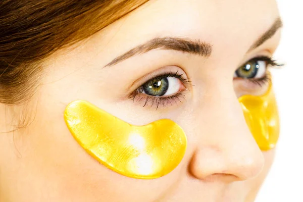 Vrouw Die Gouden Collageenvlekken Onder Ogen Aanbrengt Masker Verwijderen Van — Stockfoto