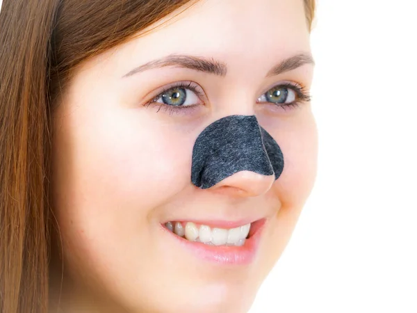 Donna Che Applica Strisce Chiare Sul Naso Utilizzando Maschera Tessile — Foto Stock