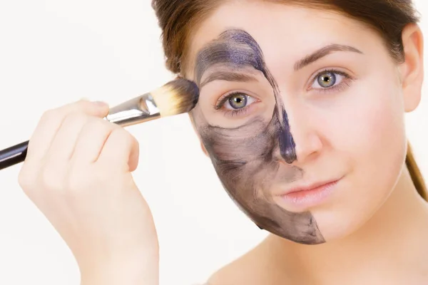 Femme Étant Application Argile Carbo Masque Désintoxication Sur Son Visage — Photo