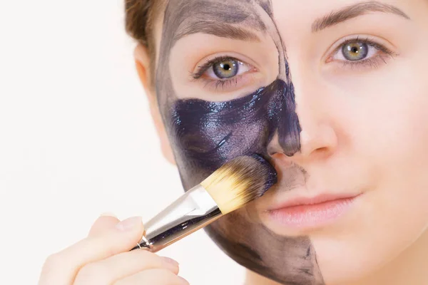 スキンケア 女性は ブラシを使用して 黒い浄化泥マスク 彼女の顔に深いクレンザーを適用します にきび治療 — ストック写真