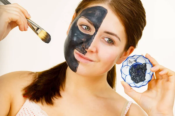 Cuidado Piel Mujer Aplicando Máscara Carbohidratos Barro Limpiador Profundo Cara — Foto de Stock