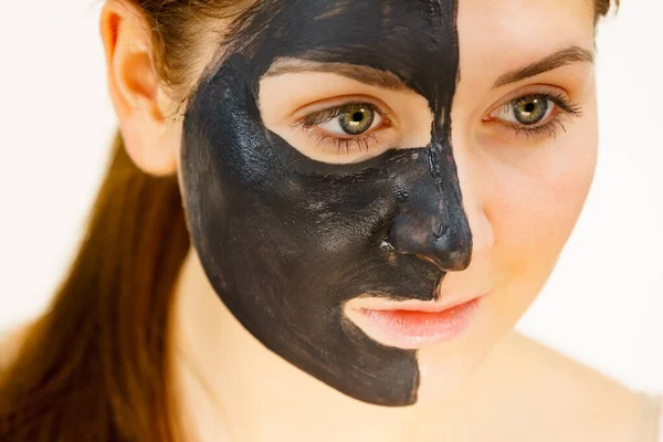 Cuidado Piel Mujer Con Mascarilla Facial Carbón Limpiador Profundo Media —  Fotos de Stock