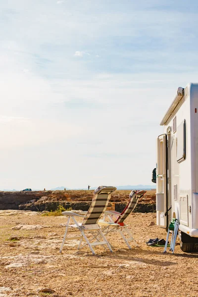 Camper Vehículo Recreativo Sillas Costa Rocosa Mediterránea España Acampar Playa — Foto de Stock