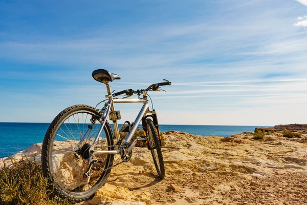 Rower Świeżym Powietrzu Zaparkowany Plaży Błękitne Niebo Słoneczny Dzień Wakacje — Zdjęcie stockowe