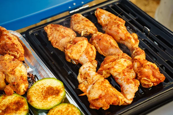 Zamknij Pyszne Mięso Kurczaka Warzywa Cukinii Grillu Gazowym Grill Obiad — Zdjęcie stockowe