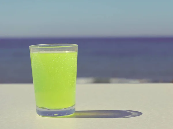 Smaksatt Citrusdryck Glas Bord Havsvatten Bakgrunden — Stockfoto