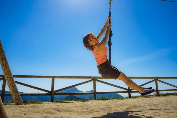 Eine Touristin Mit Erwachsener Freiheit Amüsiert Sich Der Seilrutsche Seil — Stockfoto