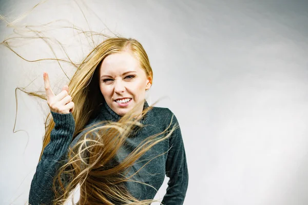 Bláznivý Naštvaný Dívka Foukání Dlouhé Blond Vlasy — Stock fotografie