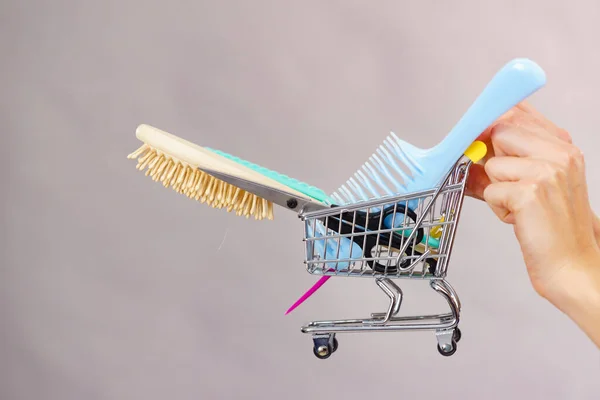 購入のためのショッピングカートにヘアアクセサリーを持つ女の子 ヘアカットヘアケアとショッピングのコンセプト — ストック写真