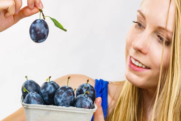 Menina Segurando Frutas Ameixa Azul Caixa Papel Frutas Sazonais Saudáveis — Fotografia de Stock