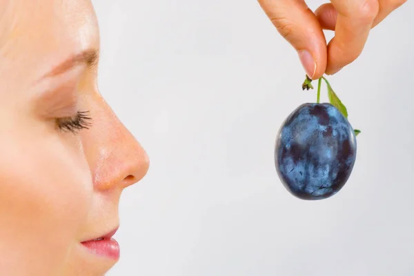 Menina Segurando Única Ameixa Azul Frutas Sazonais Saudáveis Nutrição Orgânica — Fotografia de Stock