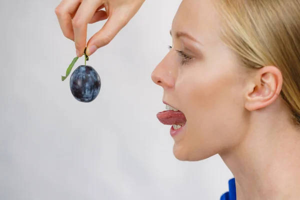 Menina Segurando Única Ameixa Azul Frutas Sazonais Saudáveis Nutrição Orgânica — Fotografia de Stock