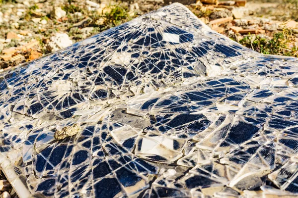 Quebrado Destruiu Painel Fotovoltaico Solar Rachado Carregando Baterias — Fotografia de Stock