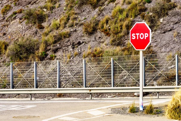 Trafik Stopp Röd Skylt Vid Vägen Bergen — Stockfoto