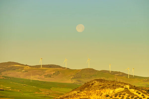 Des Éoliennes Sur Les Collines Pleine Lune Dans Ciel Matin — Photo