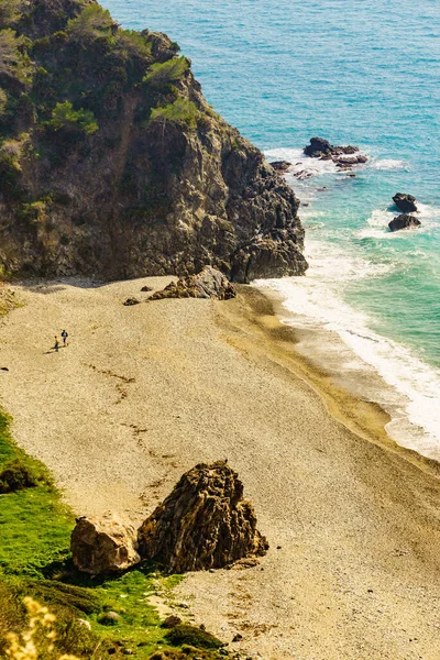 Pessoas Praia Areia Costa Marítima Costa Rochosa Andaluzia Espanha — Fotografia de Stock