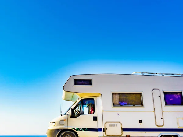Camper Τροχόσπιτο Κατά Του Μπλε Ουρανού Διακοπές Και Ταξίδια Αυτοκινούμενο — Φωτογραφία Αρχείου
