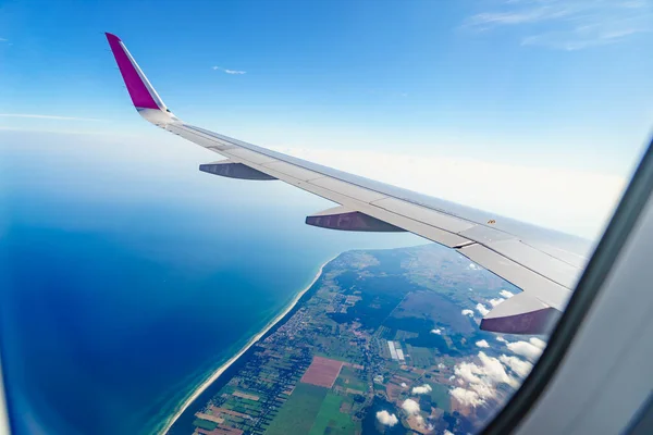 Utsikt Från Ett Flygplansfönster För Att Polera Kusten Östersjön Och — Stockfoto