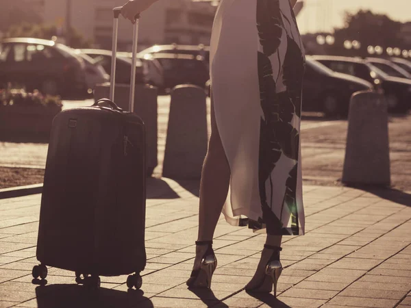 Mulher Moda Chegando Nova Cidade Vestindo Vestido Longo Salto Alto — Fotografia de Stock