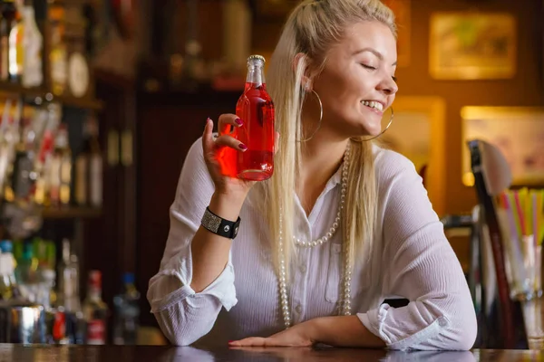 Donna Che Lavora Bancone Del Bar Con Una Bottiglia Limonata — Foto Stock